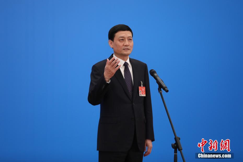 3月8日，第十三屆全國人民代表大會(huì)第四次會(huì)議舉行第二場(chǎng)“部長(zhǎng)通道”采訪活動(dòng)。圖為中國工業(yè)和信息化部部長(zhǎng)肖亞慶通過網(wǎng)絡(luò)視頻方式接受采訪。 <a target='_blank' ><p  align=