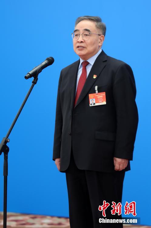 3月8日，第十三屆全國人民代表大會第四次會議舉行第二場“代表通道”采訪活動。圖為全國人大代表張伯禮通過網(wǎng)絡(luò)視頻方式接受采訪。 <a target='_blank' ><p  align=