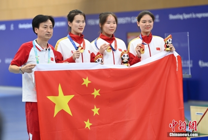 8月1日，第31屆世界大學(xué)生夏季運動會女子25米手槍團體決賽在四川成都舉行，中國隊獲得冠軍。圖為中國隊選手熊亞瑄(左二)、林雅茜(右二)、王珂怡(右一)等站在領(lǐng)獎臺上合影。<a target='_blank' href='/'><p  align=