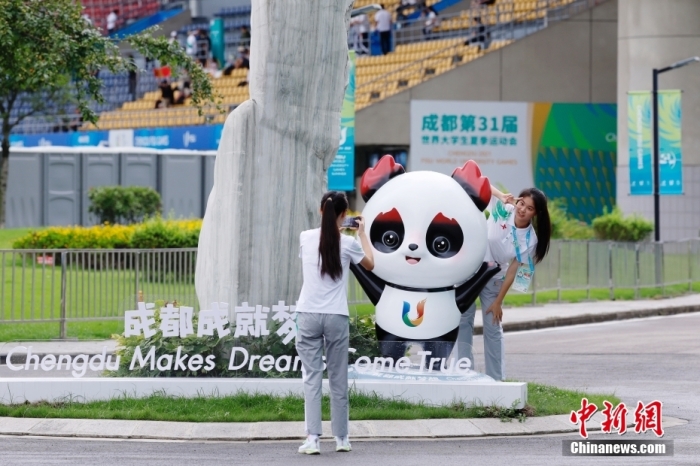 志愿者在比賽場館外與吉祥物景觀合影。<a target='_blank' href='/'><p  align=